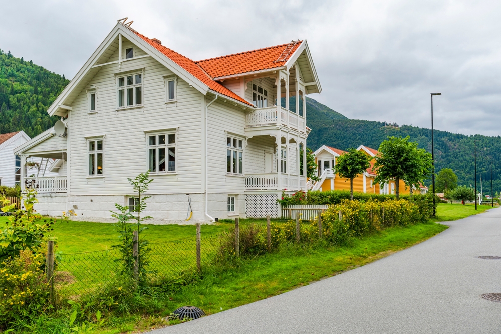 Traditional,Nordic,Wooden,Houses,In,Balestrand,,Norway